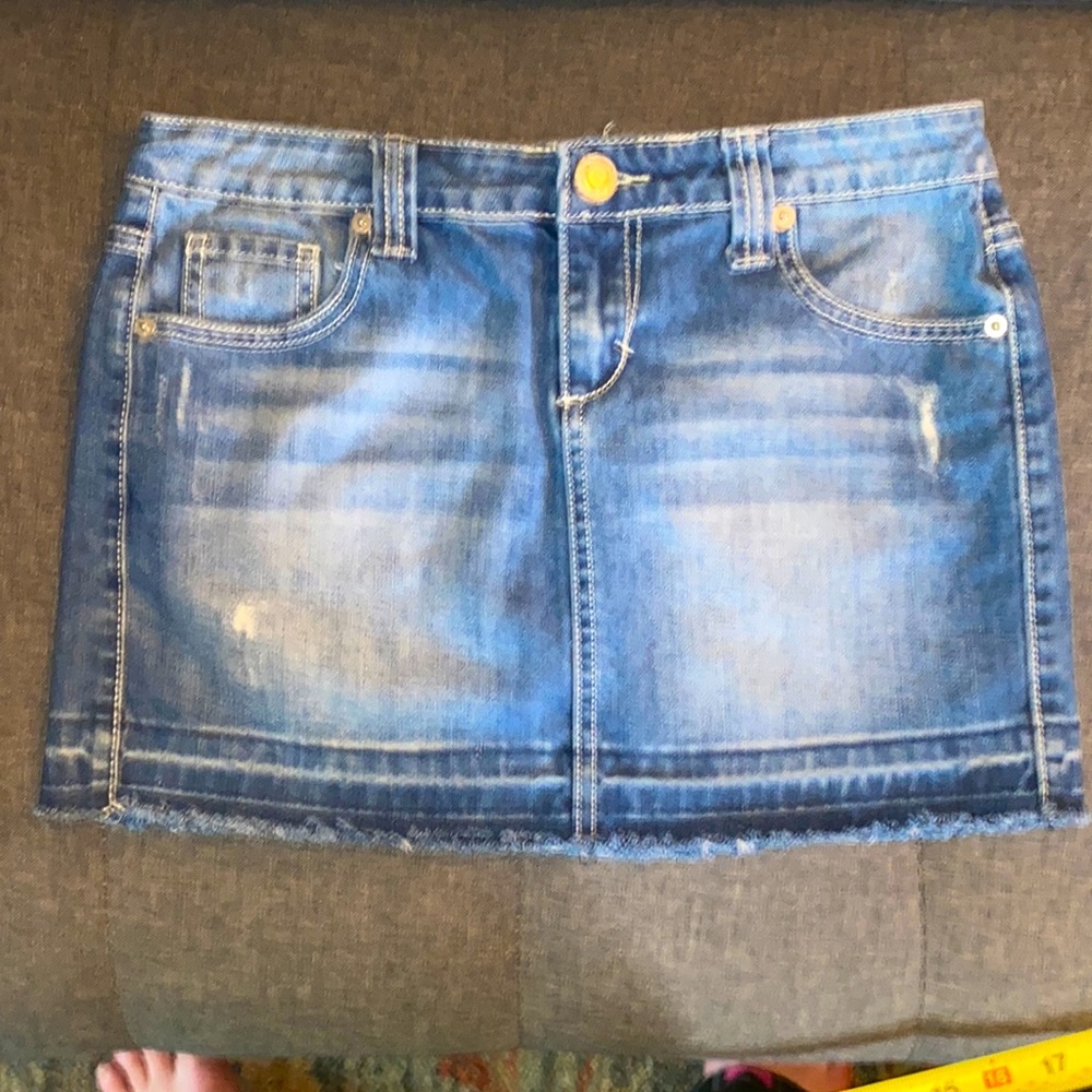 CHIC hippie faded denim mini-mini skirt! Vintage design on back pockets. Sexy👢